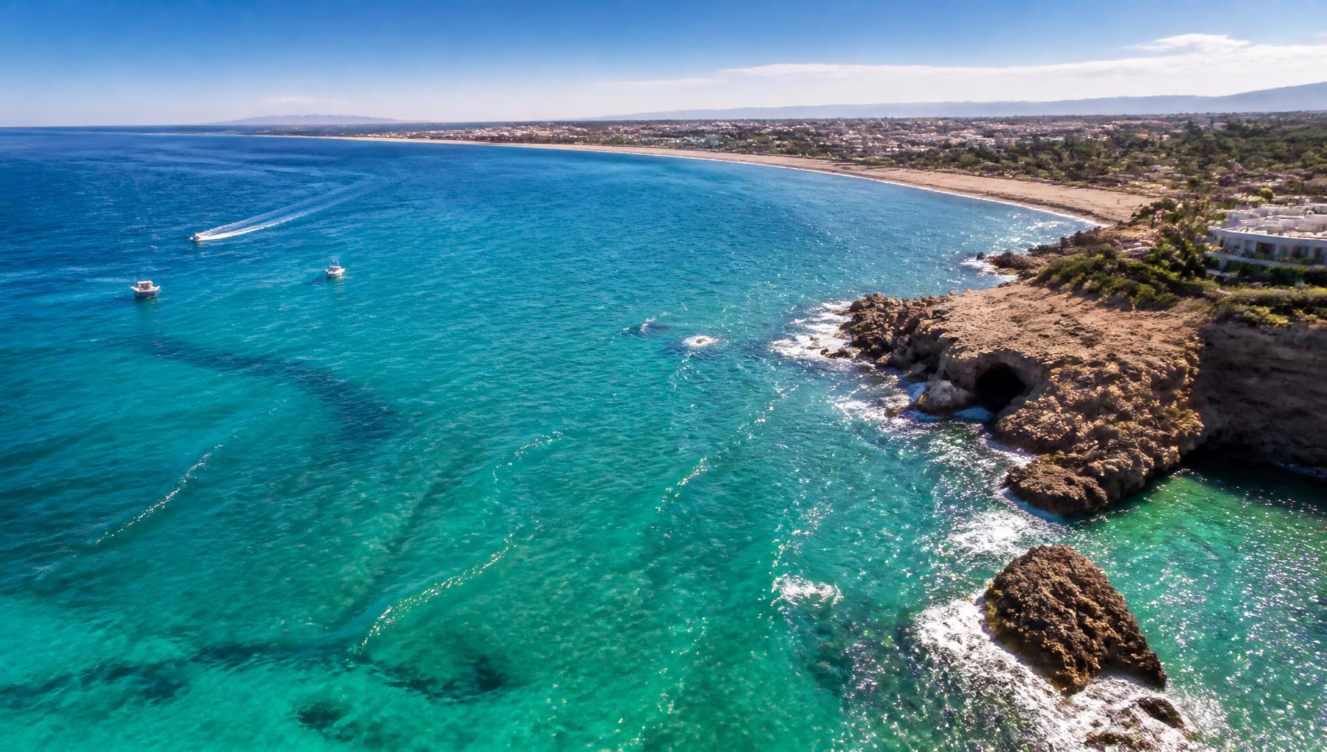 Mer Méditerranée de Saïdia au Maroc, eau turquoise et lumière d'été